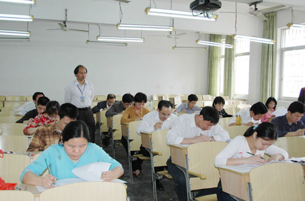 我校易忠副校长巡视考场之二