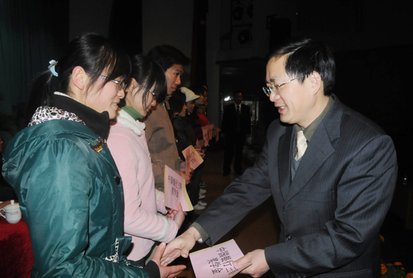 校党委唐仁郭副书记为获奖学生颁奖。