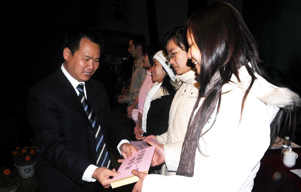 中国银行桂林分行行长李云飞为获奖学生颁奖。