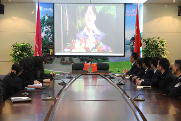 国际文化教育学院收看韦寿增同志先进事迹报告会现场