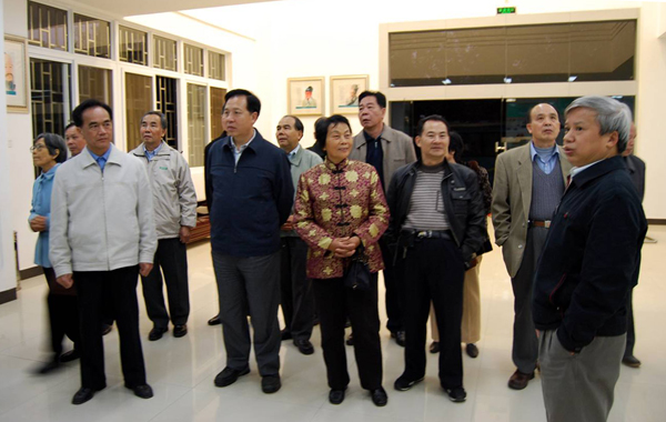 校友们参观教育部重点实验室。