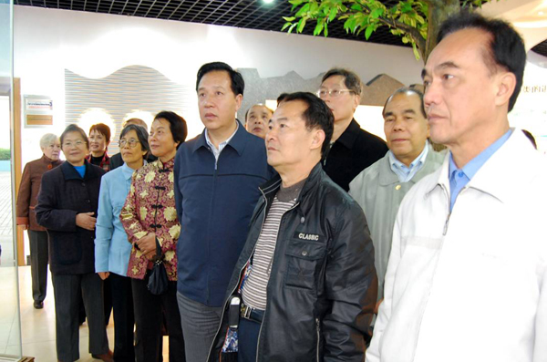 校友们参观生物多样性标本馆。