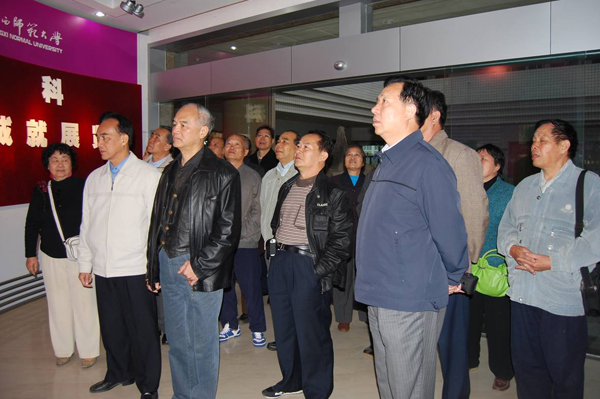 校友们参观本科办学成就展。