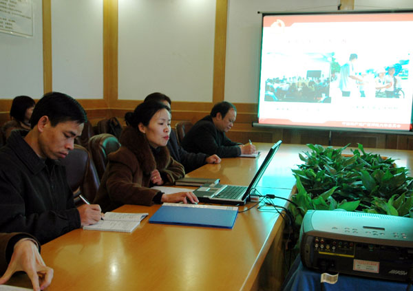 校党委林娜副书记在会上就我校大学生党的基本知识教育工程工作的情况进行了汇报。