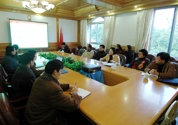 我校在校办楼三楼会议室召开汇报会。