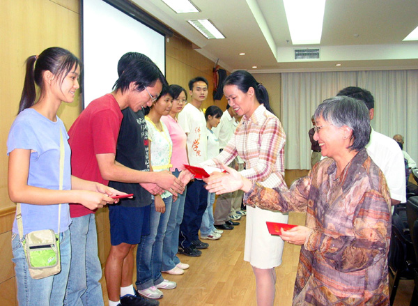 我校党委副书记林娜和马葆龄女士共同为获学奖学金的学生颁奖。