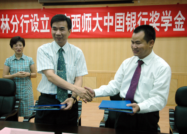 梁宏校长（左）和李云飞行长在签字仪式上签字。