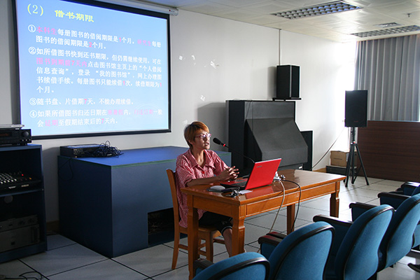 袁振丽为新生进行入馆培训