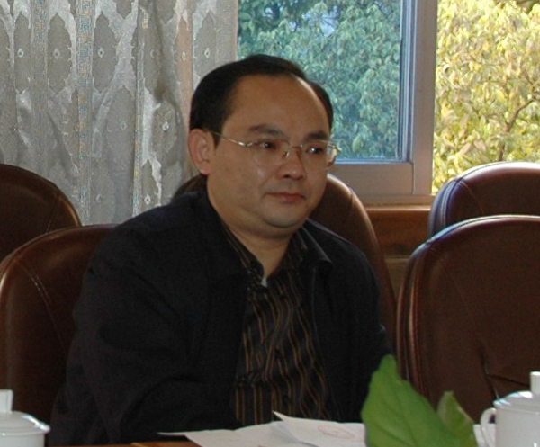 自治区高校检查调研组组长李清先在听取汇报。