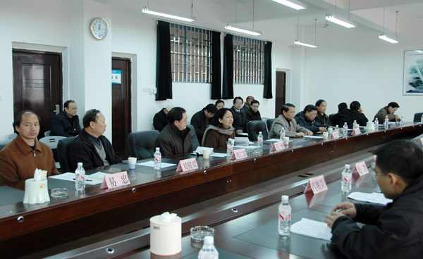 考察团与桂林工学院领导和相关部门负责人座谈。