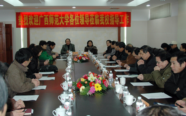 考察团在旅专听取经验介绍。