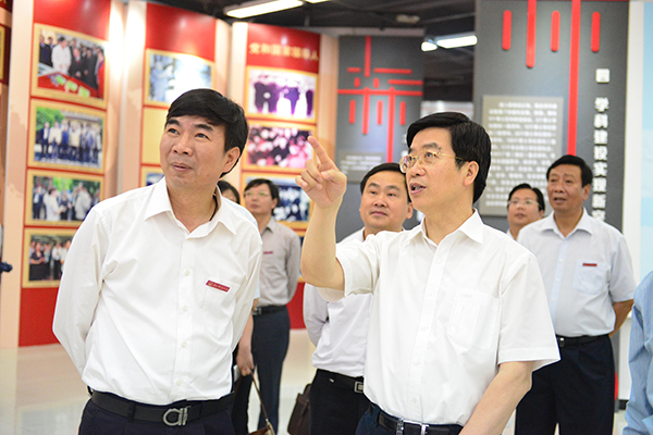 参观学校办学成就展