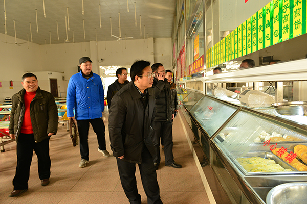 副校长覃卫国一行到东苑食堂检查安全卫生情况