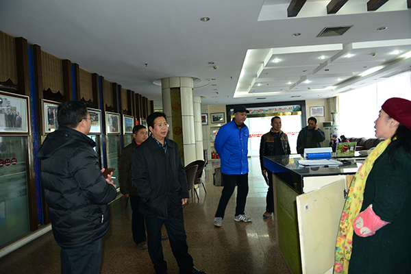 副校长覃卫国一行到留学生公寓检查安全情况