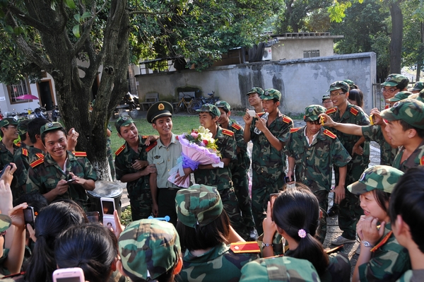 会操结束后,新生们与教官依依惜别,互相送上最好的祝福(李显杨 摄)