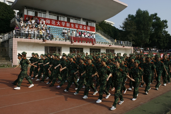 新生方块队迈着整齐矫健的步伐接受检阅 (大学生通讯社 朱俊波 摄)