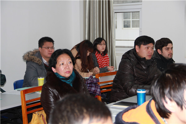 校党委书记王枬在设计学院和同学们上开学第一课（图片除署名外 由大学生通讯社 梁礼曾 奉偲茗 摄）