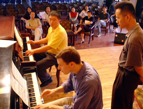 阿朗•翁什先生在向音乐系教师们进行现场演示教学。