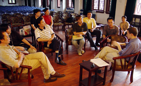 阿朗•翁什先生与音乐系教师们就钢琴教学等问题进行交流解答。