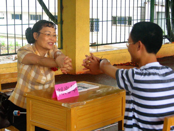 南宁华光女子学校校长、我国著名的心理学专家刘光华女士正在为学生进行现场心理咨询。