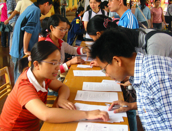 校大学生心里协会的成员们正在为来咨询的同学做心理测试。