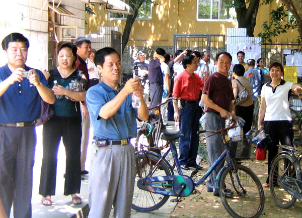 学员们回到当年的校舍参观。