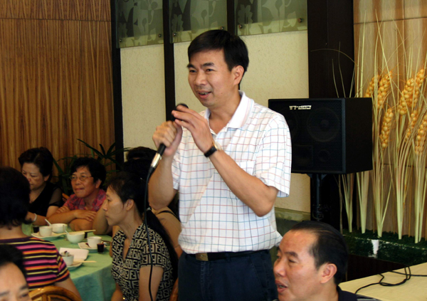 梁宏校长在宴会上介绍近来我校快速发展的情况。