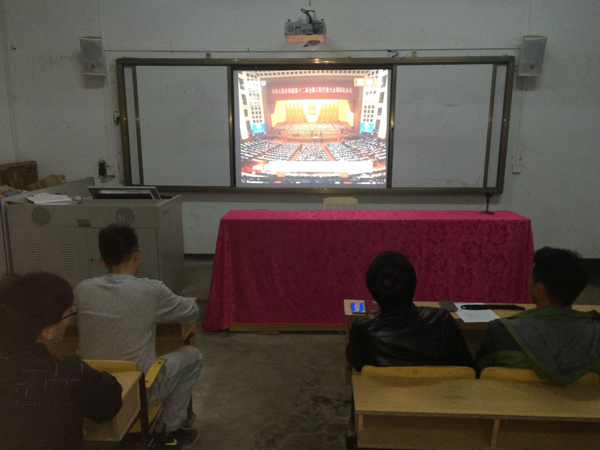 广西师大研支团成员观看“两会”直播