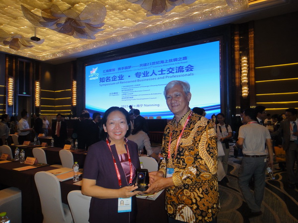 我校与印度尼西亚萨迪亚.瓦查拿基督教大学签署协议并交换礼品