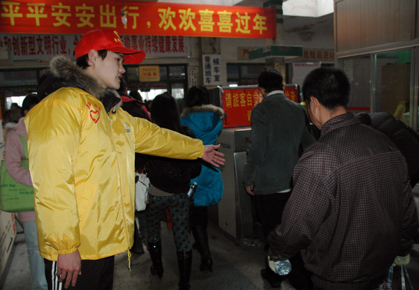 我校志愿者正在桂林汽车站协助维持秩序。