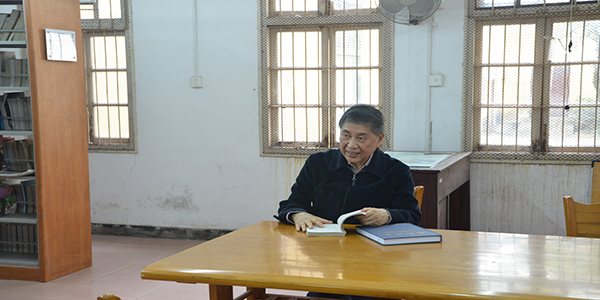 王城校区图书馆里白先勇先生正在看书