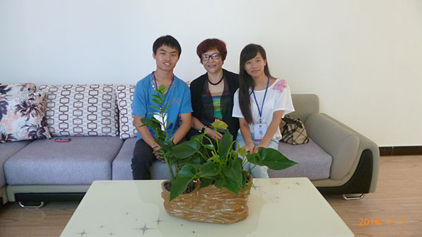 刘清新老师和大学生通讯社记者合影