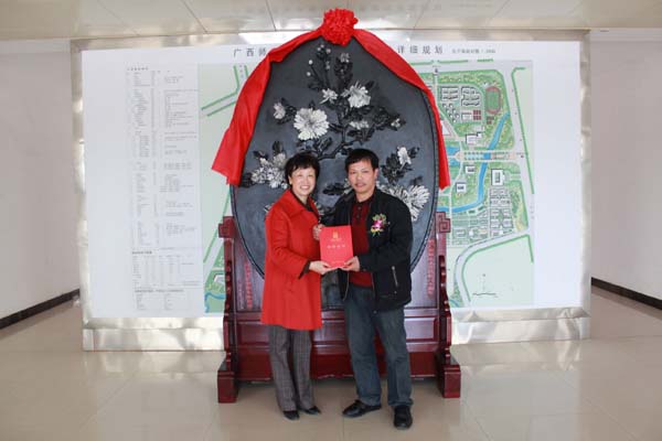 校总会计师丁静向高万通馆长颁发捐赠证书