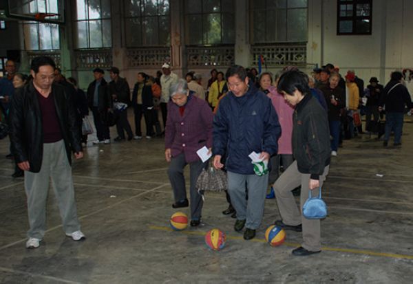 享受踢足球的快乐