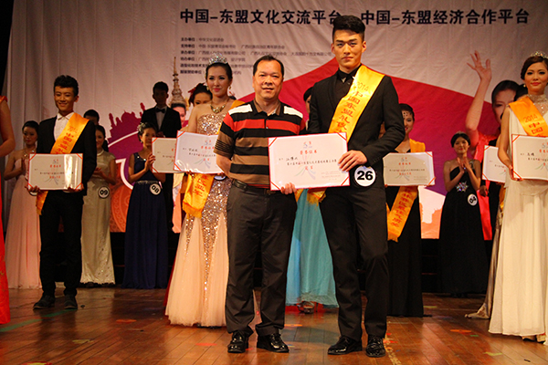 副校长白晓军与冠军选手江博兴合影