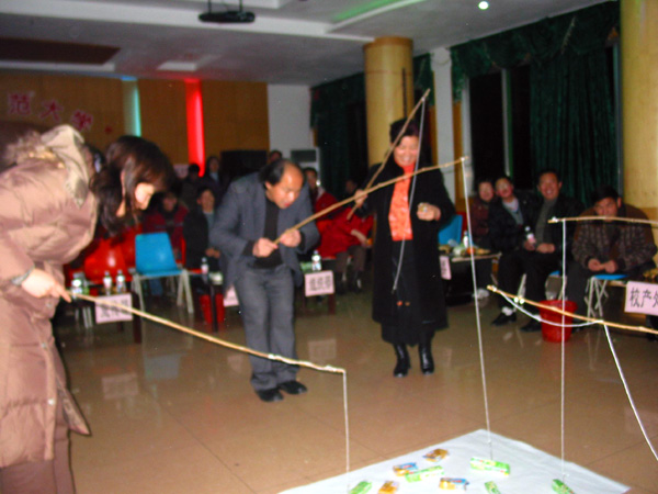 1月21日晚，机关在教职工活动中心举行2006年新春联欢晚会。易忠副校长参加了联欢晚会上的游园活动。（图片均为宣传部潘伟华拍摄）