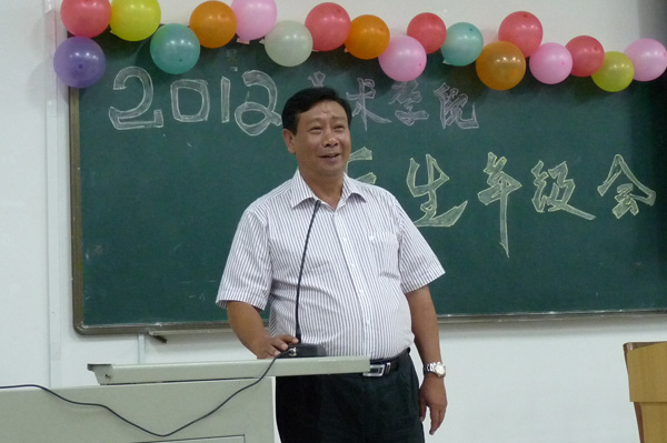 副校长陈洪江问候美术学院新生（大学生通讯社 唐糖 摄）