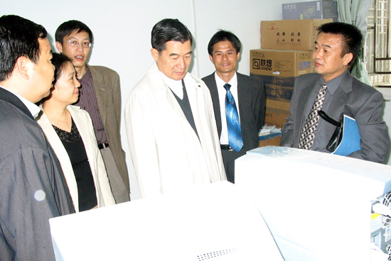 自治区学位委员会专家组实地考察我校自治区重点学科、重点实验室的设备情况。