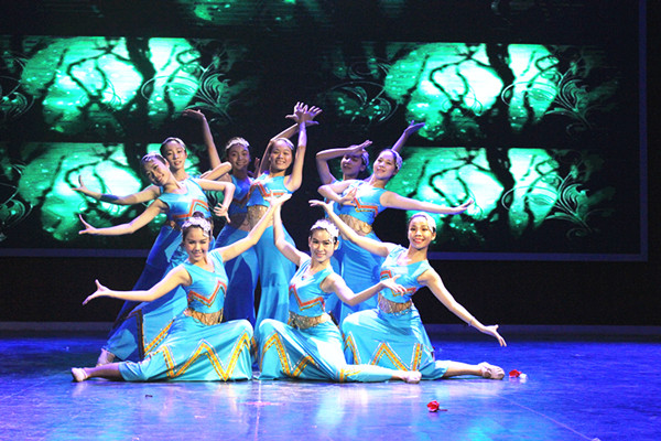 舞蹈缅桂花开 （经济管理学院 庞贞娟 李海冰/摄）