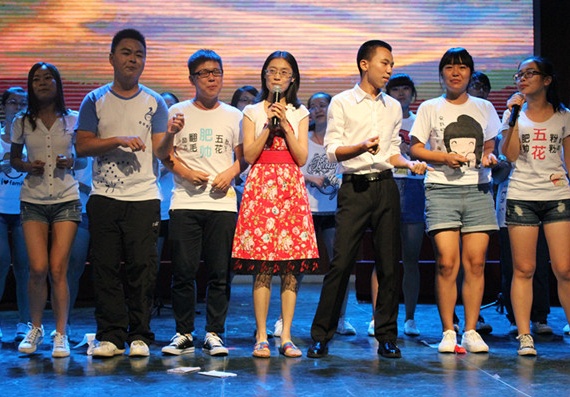 同学们与老师合唱