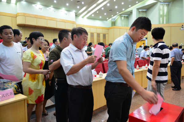 教职工代表们按序投票