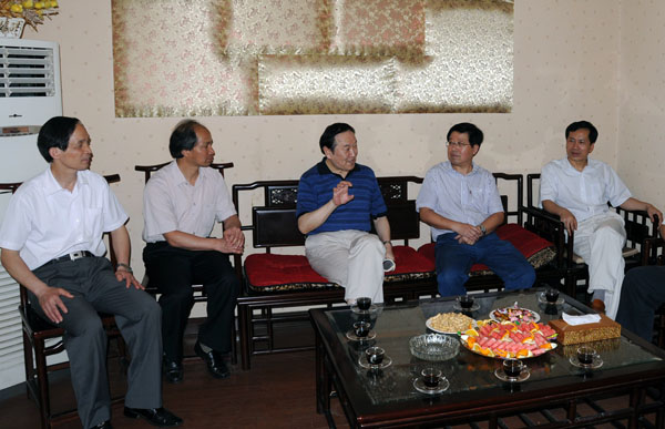 蒋树声副委员长（左三）在与我校领导座谈。