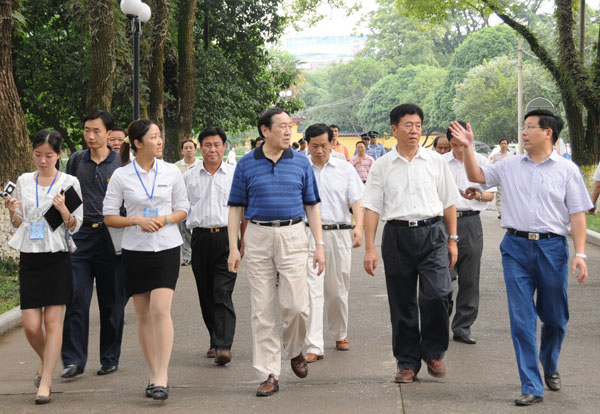 蒋树声副委员长（右三）在考察王城校区。