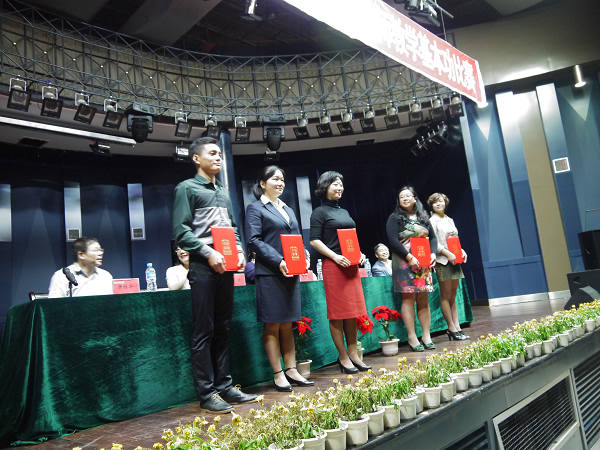 我校凌小萍老师（左二）获一等奖（南昌航空大学供图）