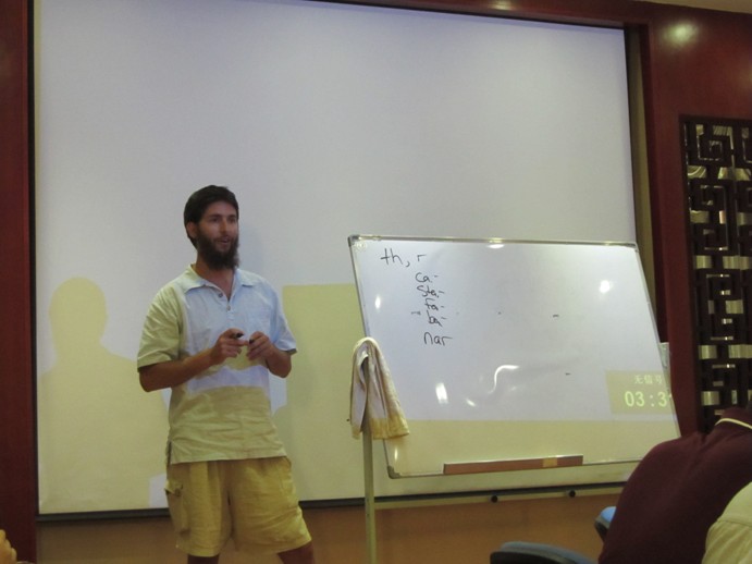 外教教研室主任费博拉在讲座中