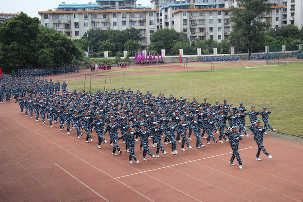 新生方块队通过主席台接受检阅（本文图片均由大学生通讯社 李显杨 李俊霖 杨舒剑 邹添龙 摄）