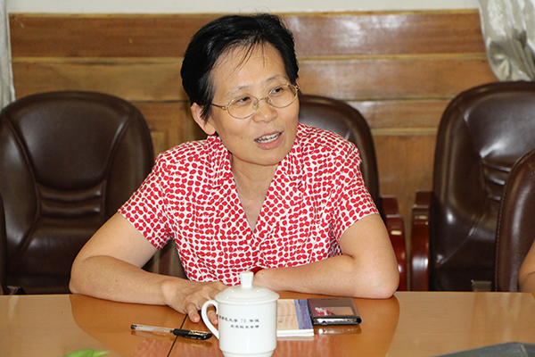 自治区高校工委副书记、纪工委书记秦敬德主持会议