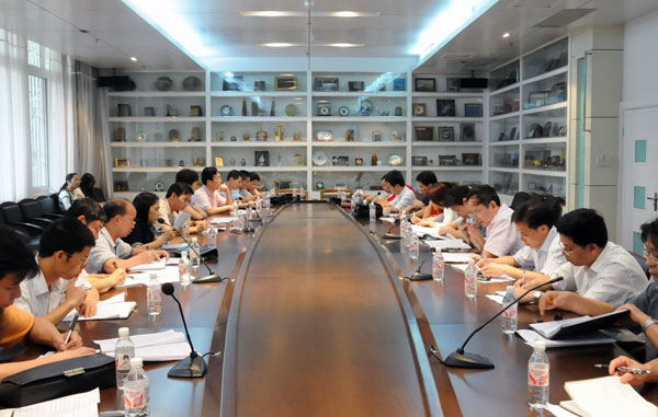 学校召开学生收费工作会议。