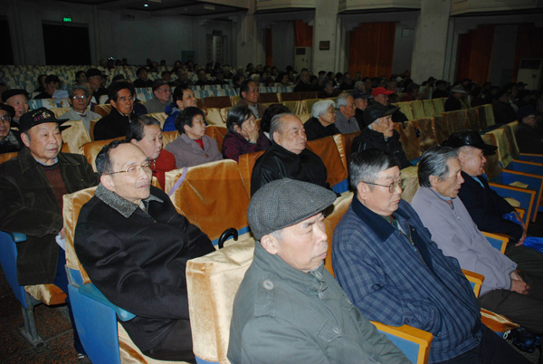 离退休人员在认真听会。