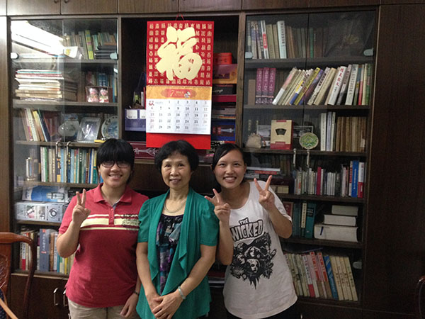 大学生通讯社记者与许冰老师合影